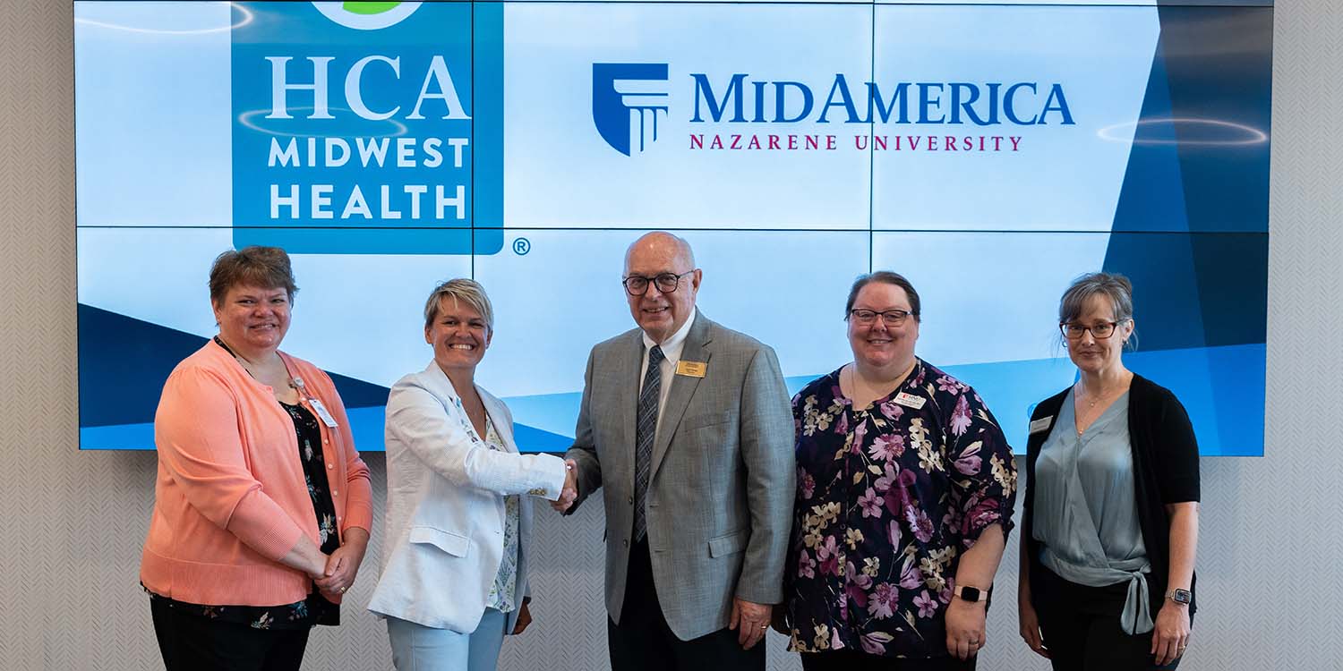 Leaders from HCA MIdwest Health and MNU Sign Agreement